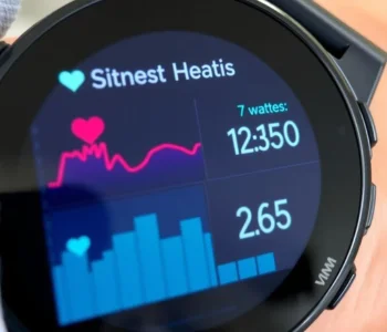 This long battery fitness tracker onitors health comprehensively