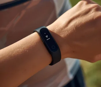 Garmin vívosmart 5 displaying fitness tracking metrics during workout